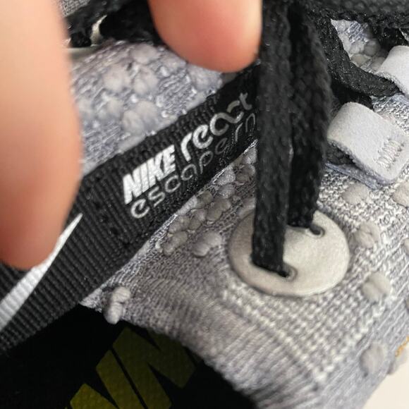 Nike Women's React Escape Run Flyknit Shoes Sneakers Grey Size 7 Active Like New - Picture 5 of 9